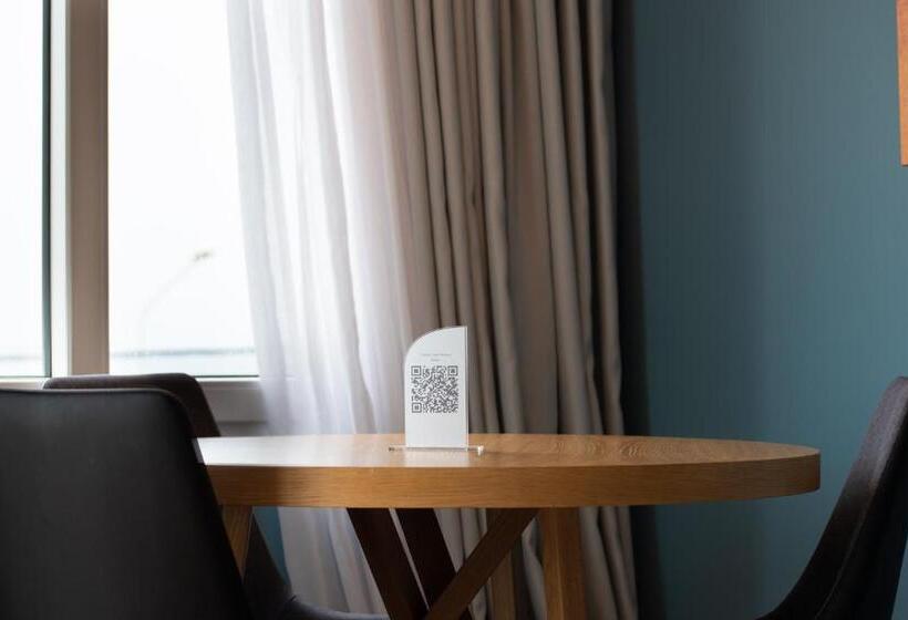 سوییت با چشم‌انداز دریا, Heliotrope Hotels