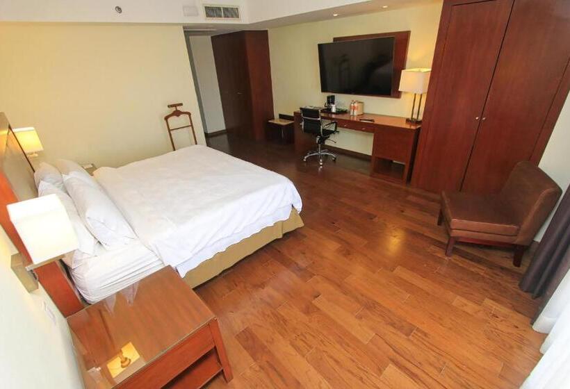 سوئیت با تخت بزرگ, Holiday Inn Leon, An Ihg
