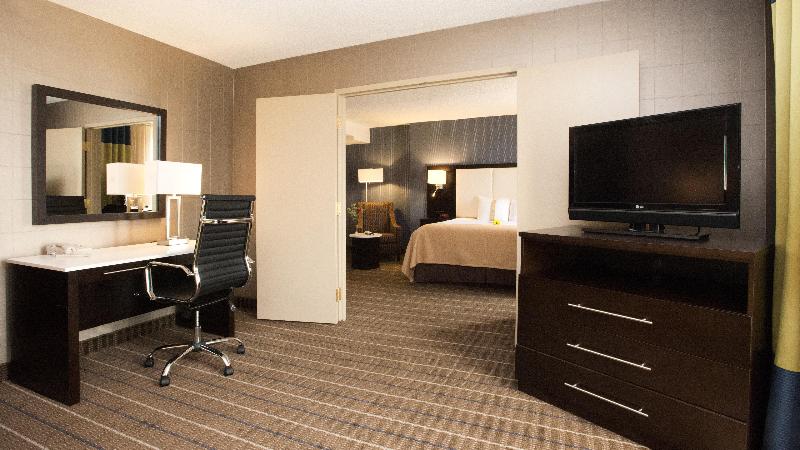 מיטת קינג בסוויטה, Holiday Inn & Suites Mississauga West   Meadowvale, An Ihg