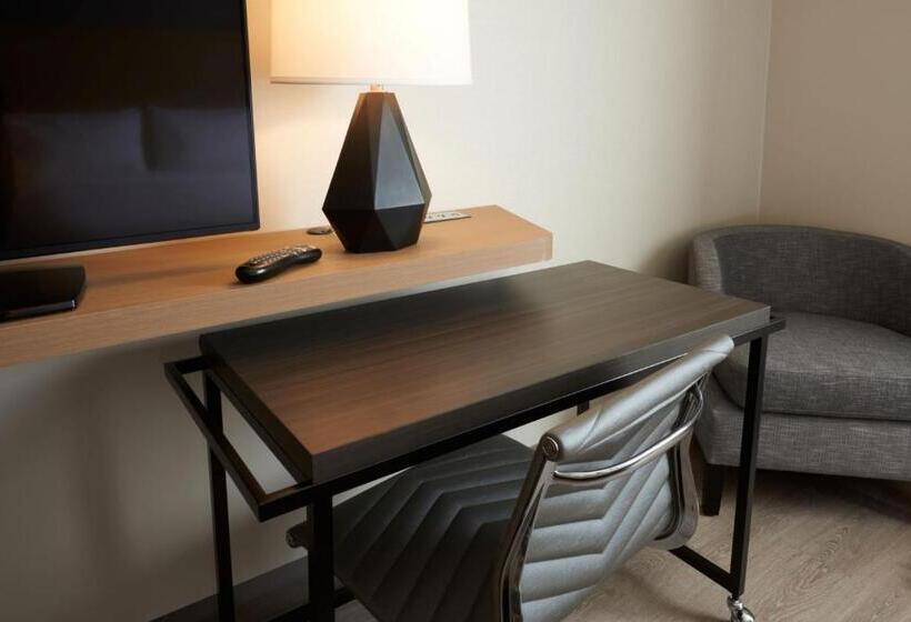 带大床的标准间, Holiday Inn & Suites Ottawa Kanata, An Ihg