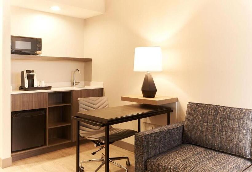 带大床的套房, Holiday Inn & Suites Ottawa Kanata, An Ihg
