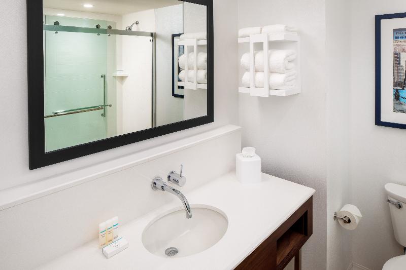 스탠다드 룸 킹사이즈 침대, Hampton Inn Boston Seaport District