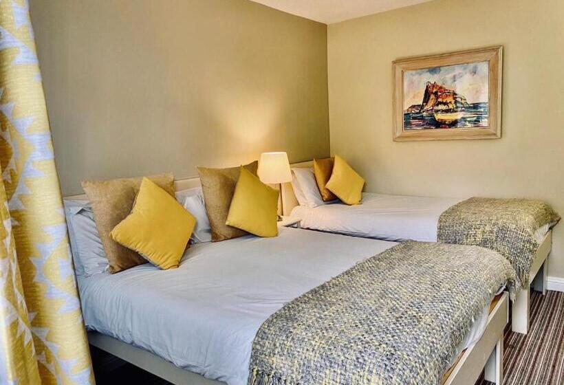 اتاق استاندارد سه نفره, The Tower House B&b