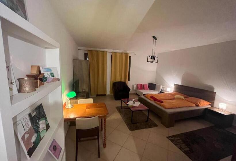 غرفة قياسية مزوَّدة بشُرفة, Monelly Apartman