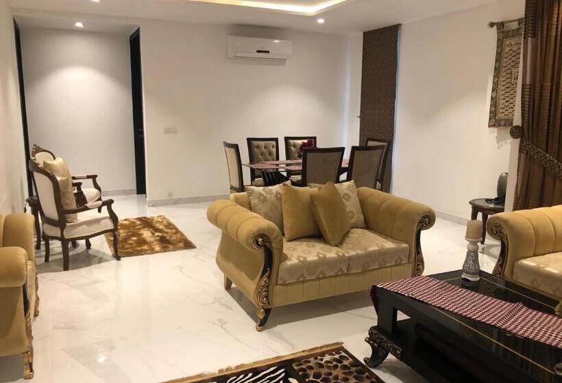 اتاق لوکس با تخت بزرگ, Royal Guest House Lahore Cantt