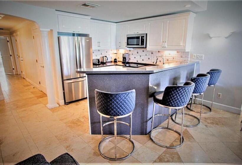 Deluxe Suite Sea View, Villa Renaissance Unit 205 Grace Bay Beach