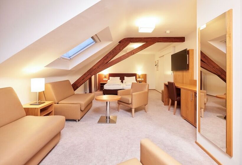 Четырехместный Номер Стандарт, Central City Hotel Rochat