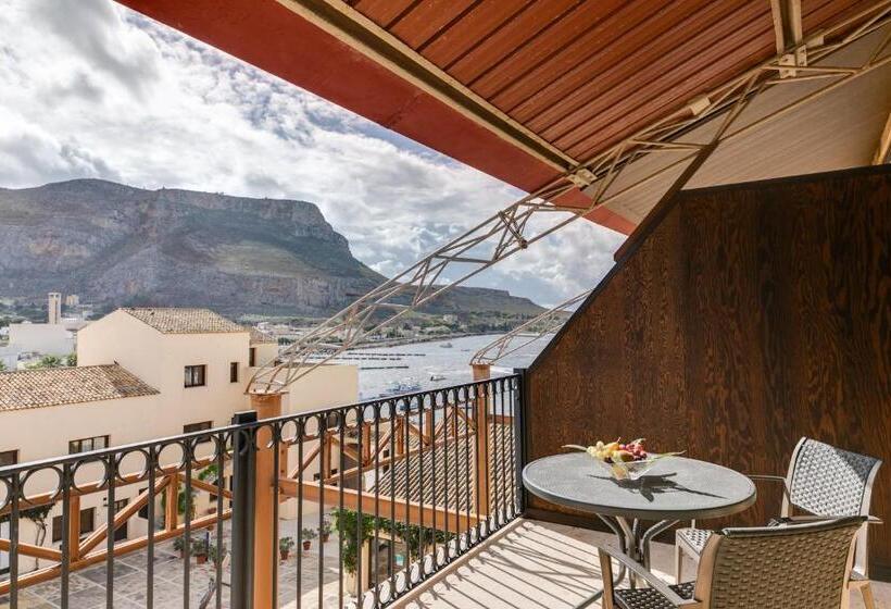 اتاق سوپریور با چشم‌انداز جانبی دریا, La Tonnara Di Bonagia Resort