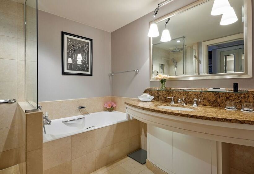 Номер Deluxe, Four Seasons Hotel Prague