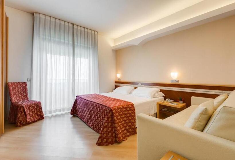 اتاق لوکس با تخت دو نفره بزرگ, Europa Beach Village