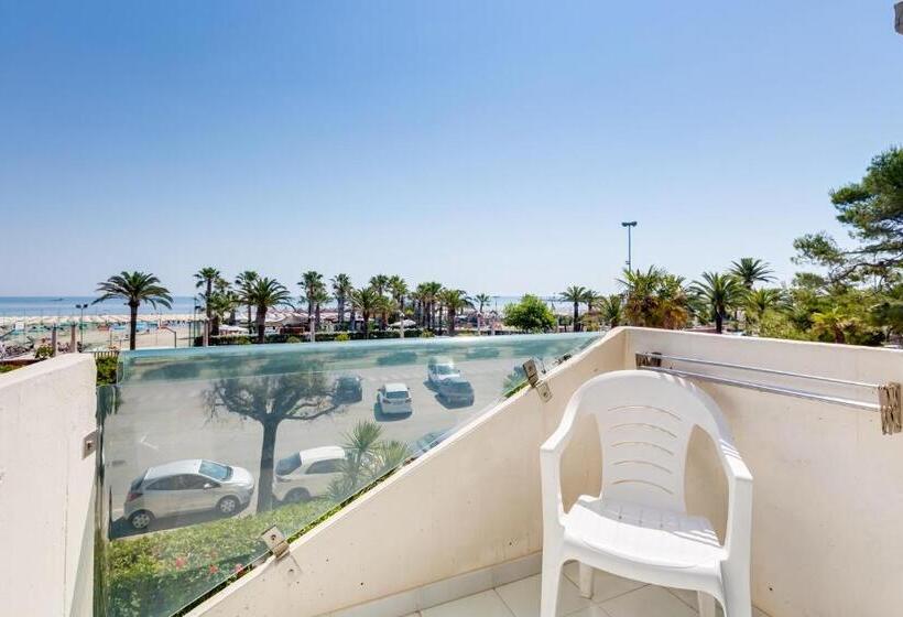اتاق لوکس با بالکن و چشم‌انداز دریا, Europa Beach Village