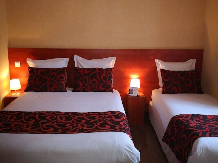 Номер Стандарт Трехместный, The Originals City, Hôtel Régina, Périgueux