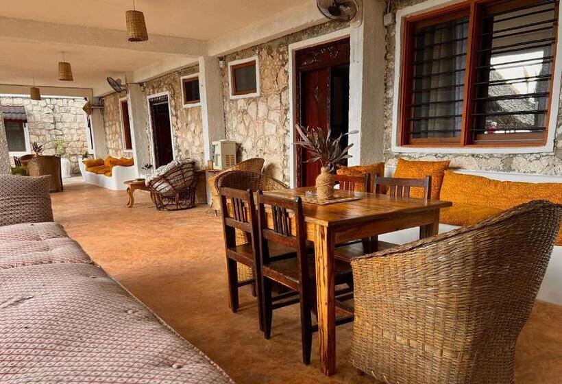 اتاق خانوادگی, Stone Resort