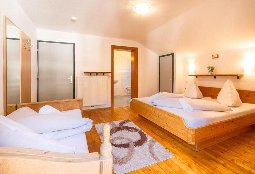 اتاق استاندارد سه تخته با بالکن, Das Cityhouse