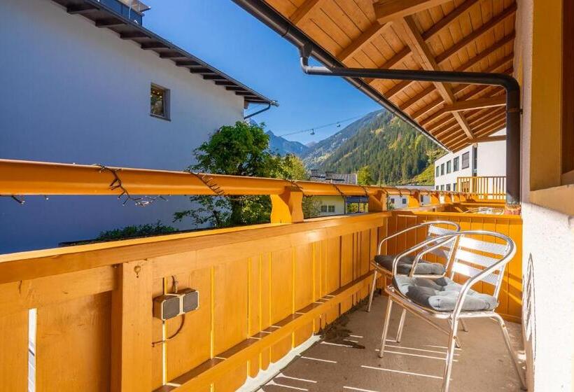 اتاق استاندارد سه تخته با بالکن, Das Cityhouse