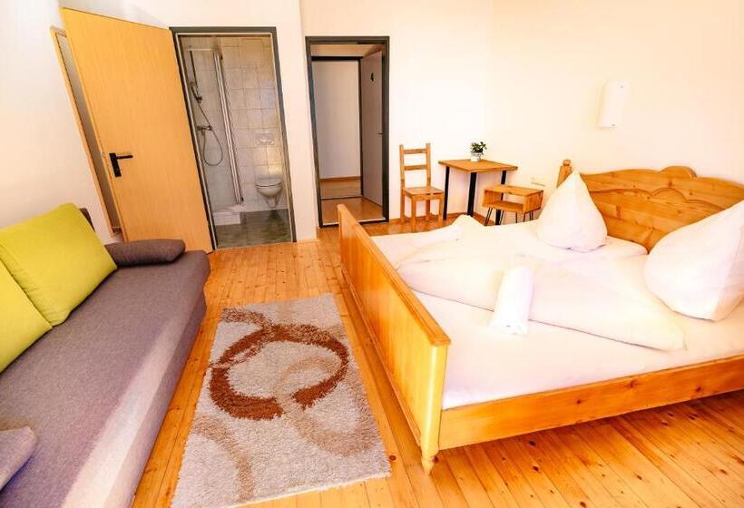 اتاق استاندارد سه تخته با بالکن, Das Cityhouse