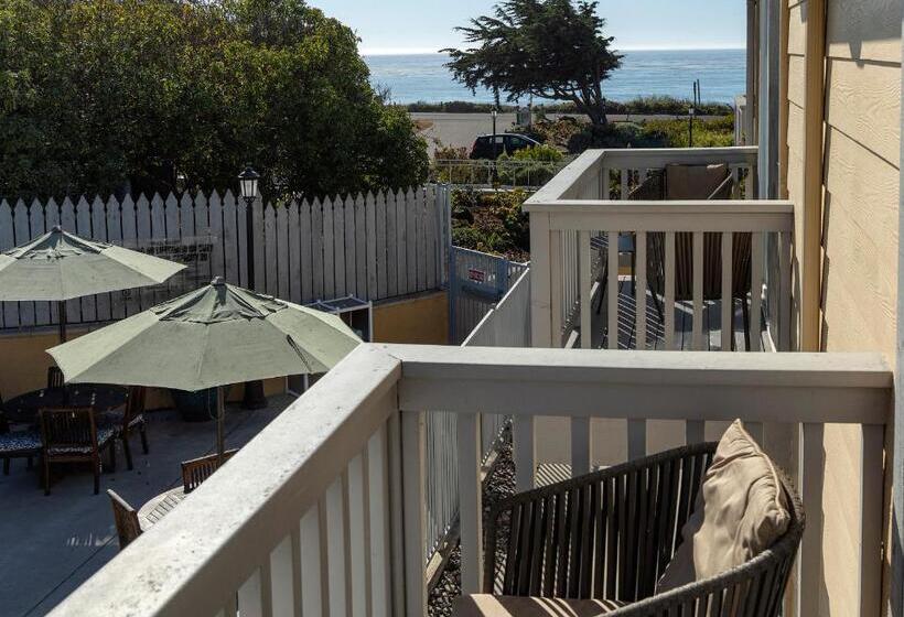 Люкс с Видом, Pelican Inn & Suites