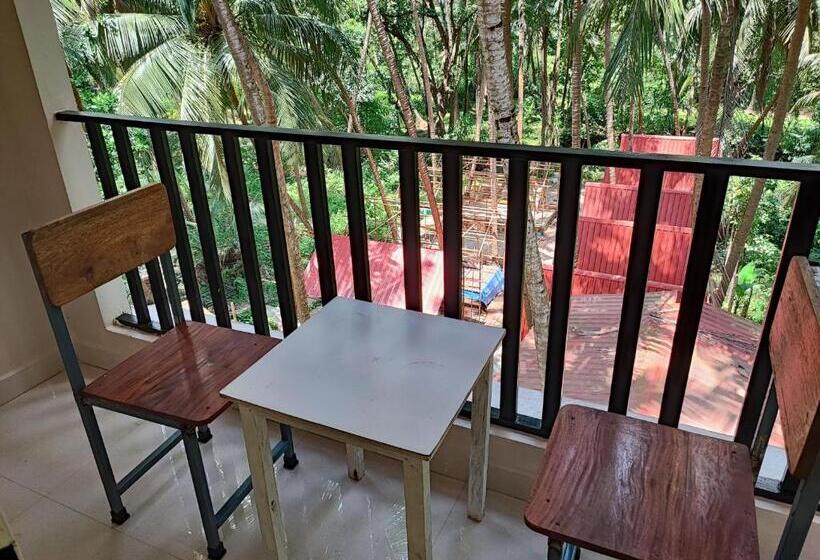 Номер Стандарт Вид на Бассейн, Shivam Bnb Mandrem Resort