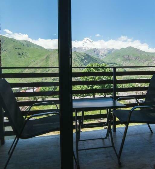 اتاق استاندارد سه نفره, Hilltop Kazbegi