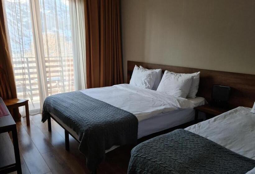اتاق استاندارد سه نفره, Hilltop Kazbegi