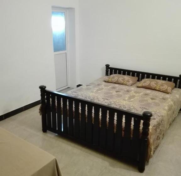 Quarto Deluxe, Rr House