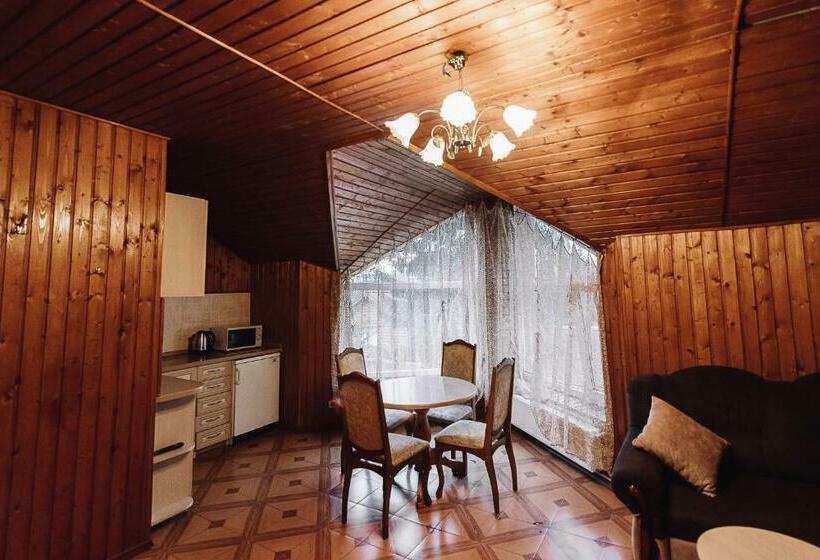 خانه 4 خوابه, Toga Cottage