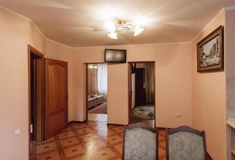 خانه 4 خوابه, Toga Cottage