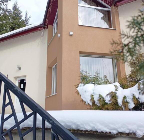 خانه 4 خوابه, Toga Cottage