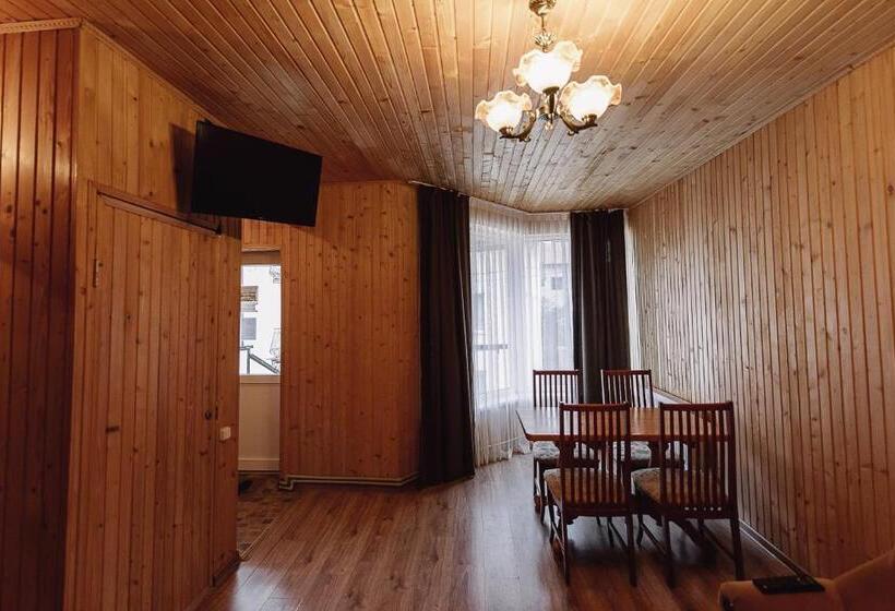 سوییت با چشم‌انداز کوه, Toga Cottage