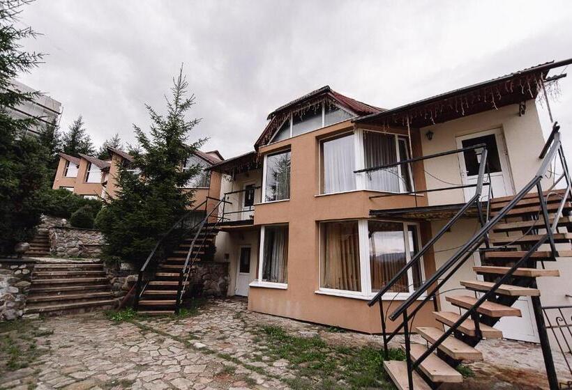 سوییت با چشم‌انداز کوه, Toga Cottage
