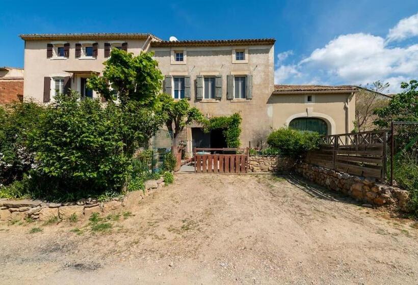 غرفة قياسية, La Calade