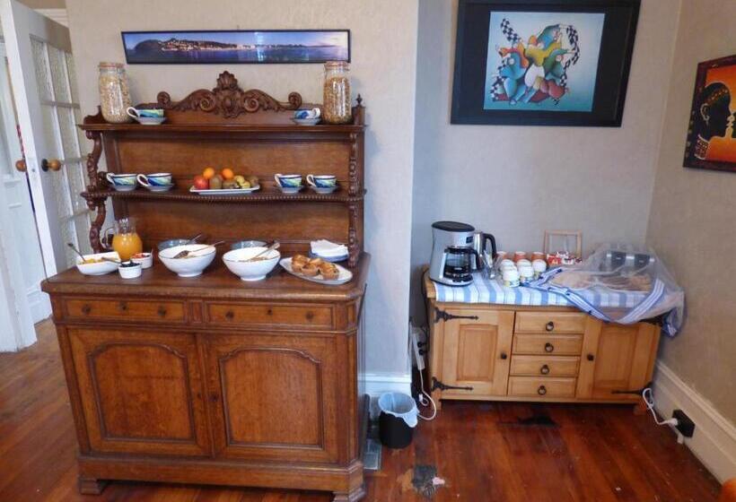 اتاق استاندارد چهار تخته, Sahara Guest House
