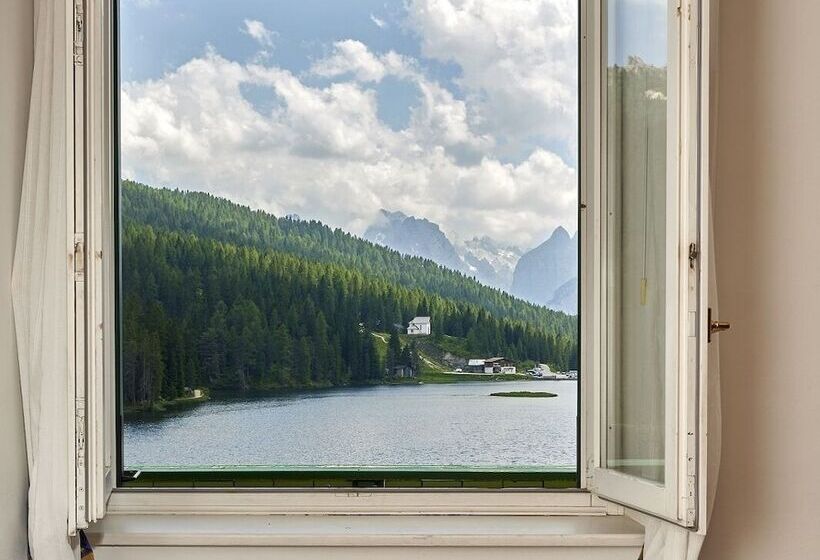 اتاق استاندارد با چشم‌انداز دریاچه, Grand Hotel Misurina
