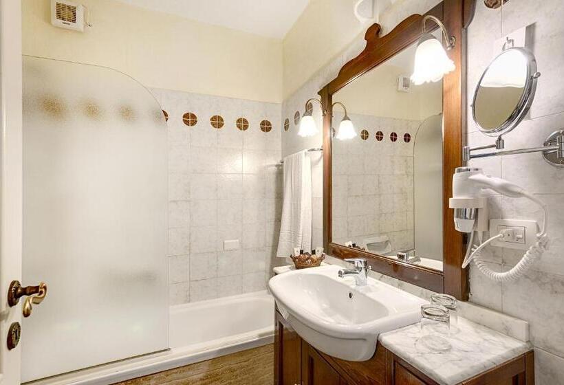 اتاق اساندارد با چشم‌انداز جانبی به دریا, Grand Hotel Smeraldo Beach