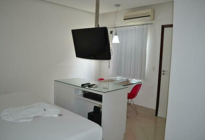 سوئیت با تخت بزرگ, Ele E Ela Motel
