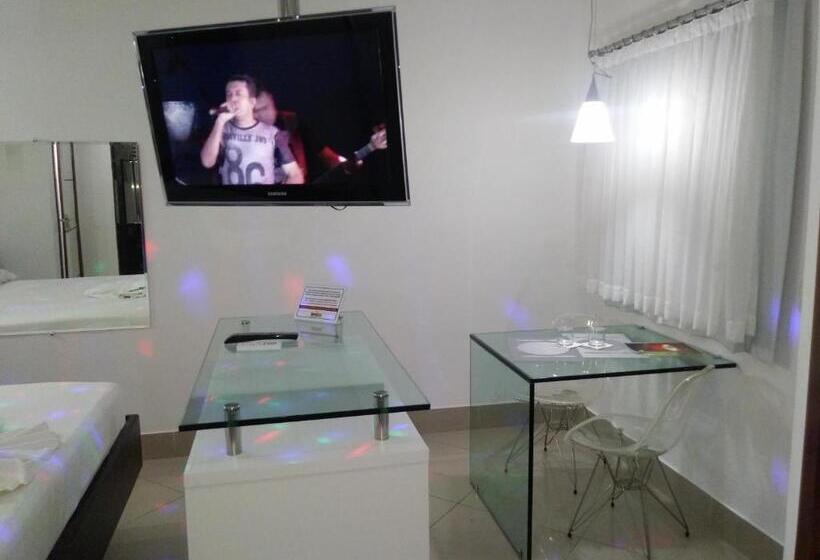 سوئیت با تخت بزرگ, Ele E Ela Motel