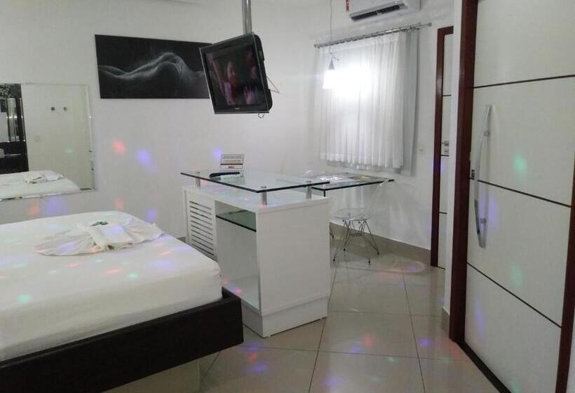 سوئیت با تخت بزرگ, Ele E Ela Motel