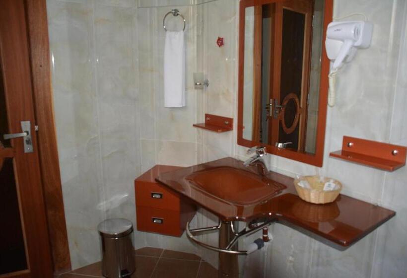 اتاق استاندارد سه نفره, Nejobugg Palace