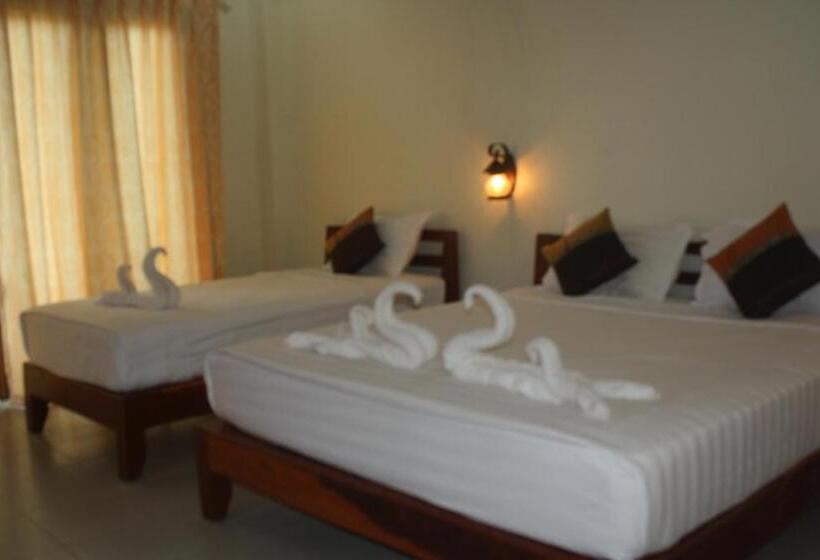 اتاق سوپریور سه تخته, Sengahloune Villa
