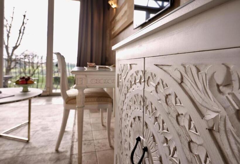 Полулюкс, Tenuta Montemagno Relais & Wines