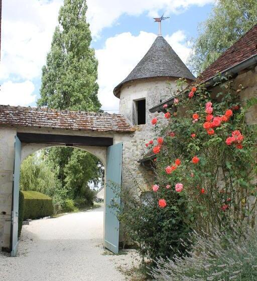 Дом 3 Спальни, Manoir De La Foulquetiere
