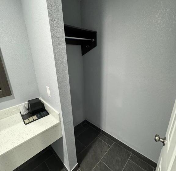 Quarto Estandar Cama King, America's Value Inn