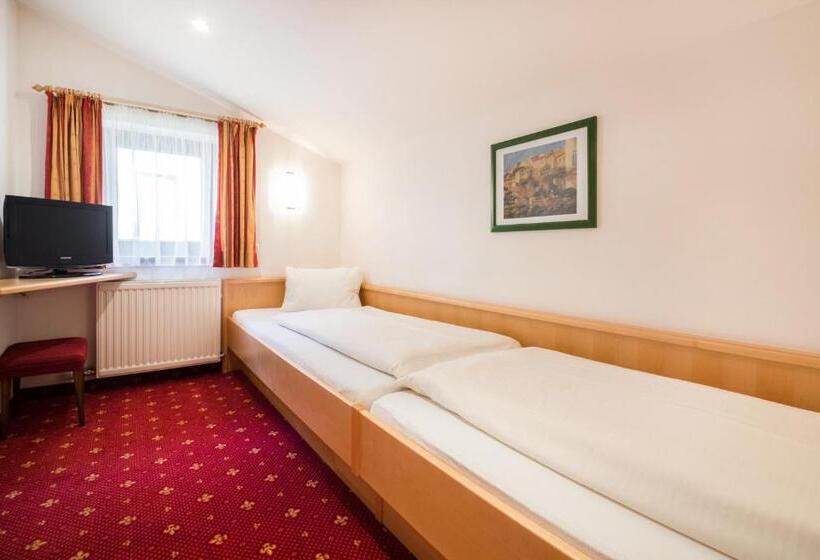 اتاق خانوادگی, Pension Zum Wilden Hannes