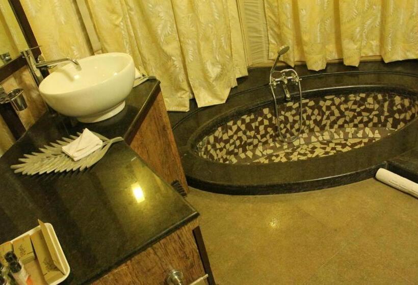 كوخ ديلوكس, Tathastu Pench