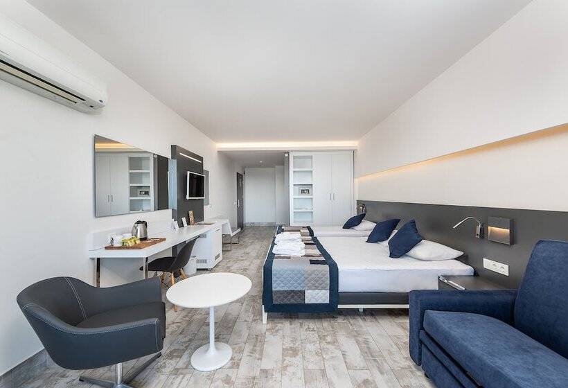 اتاق سوپریور چهار تخته, White City Beach Adult Only