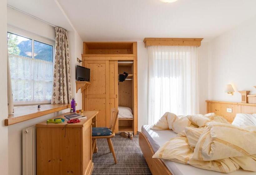 스탠다드 룸 산 전망, Albergo Canazei