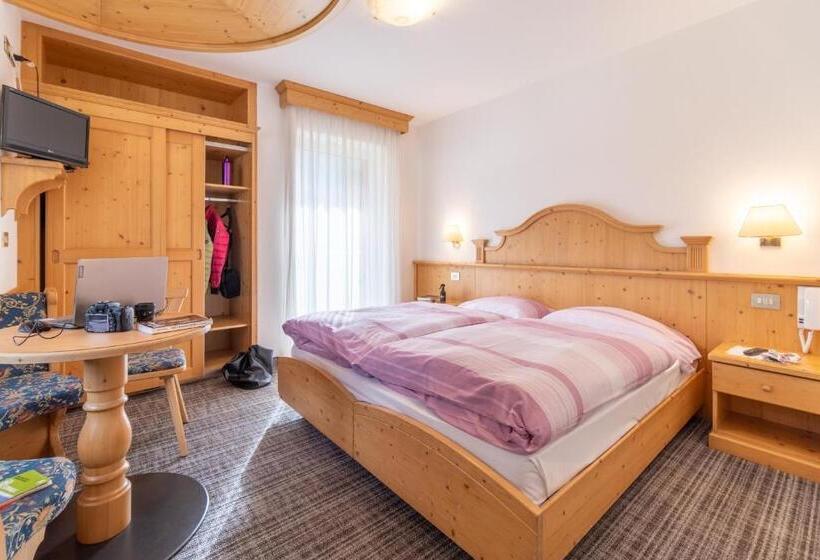 스탠다드 룸 산 전망, Albergo Canazei