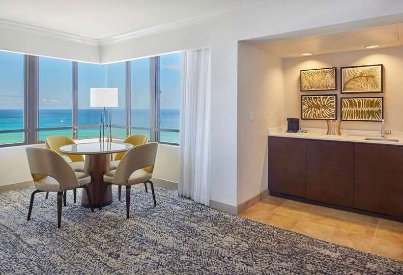 سوییت جونیور با چشم‌انداز دریا, Hilton Hawaiian Village Waikiki Beach Resort