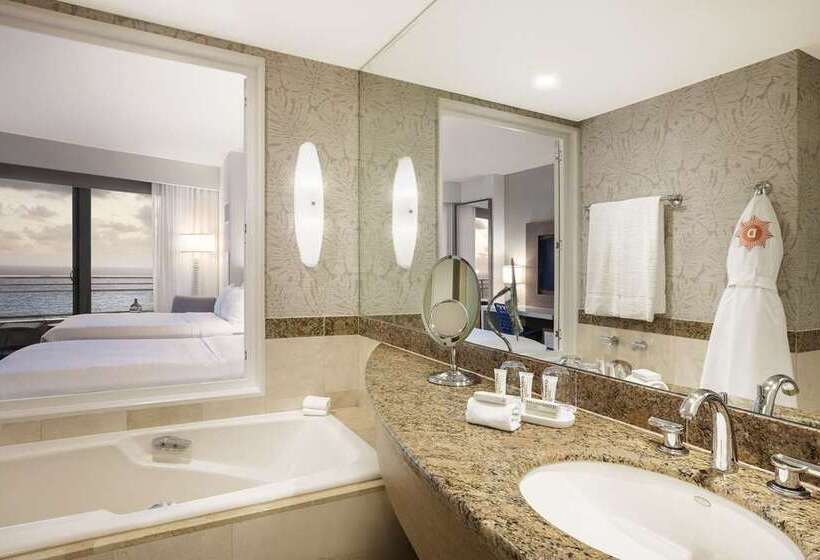 اتاق استاندارد با چشم‌انداز دریا, Hilton Hawaiian Village Waikiki Beach Resort