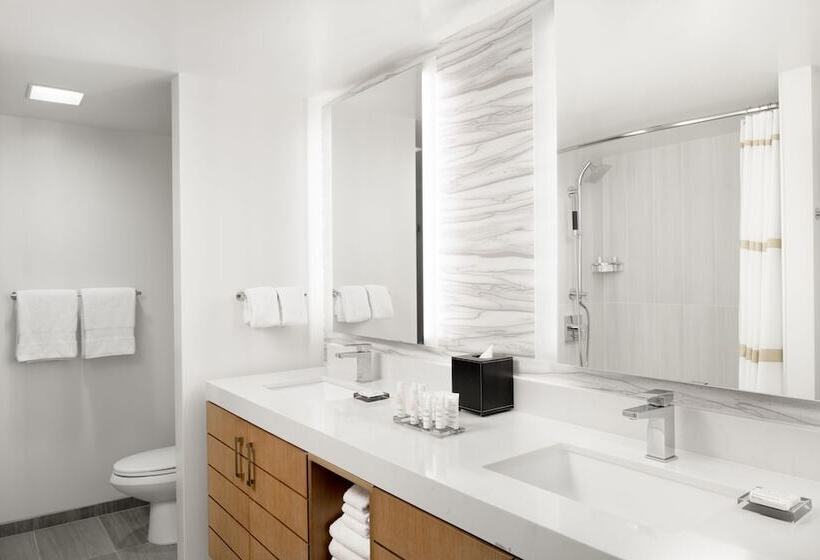 سوییت جونیور با چشم‌انداز دریا, Waikiki Beach Marriott Resort & Spa